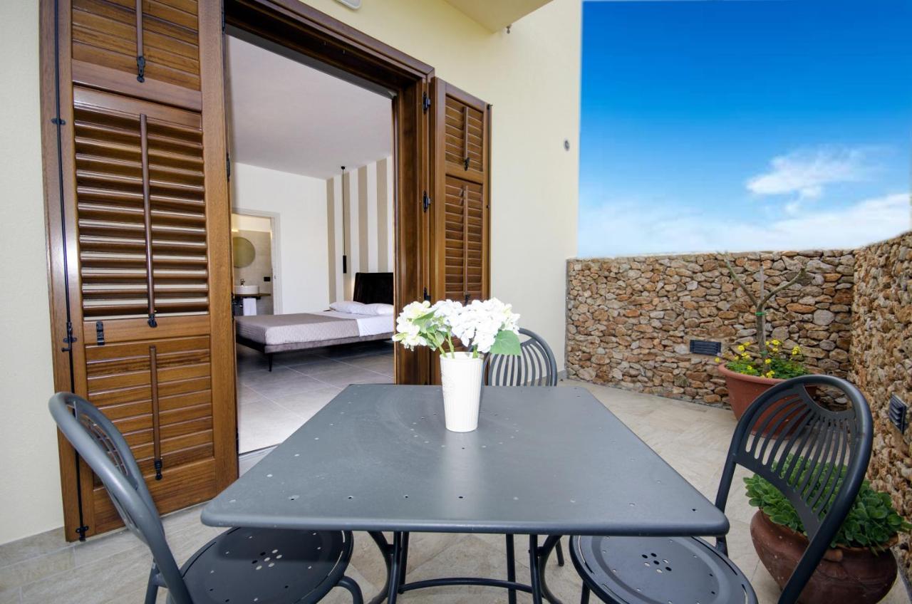 Cala Di Ponente Hotell Castelluzzo Exteriör bild