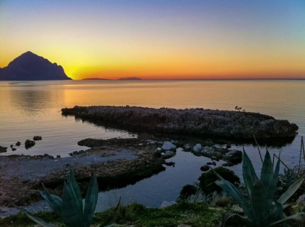 Cala Di Ponente Hotell Castelluzzo Exteriör bild