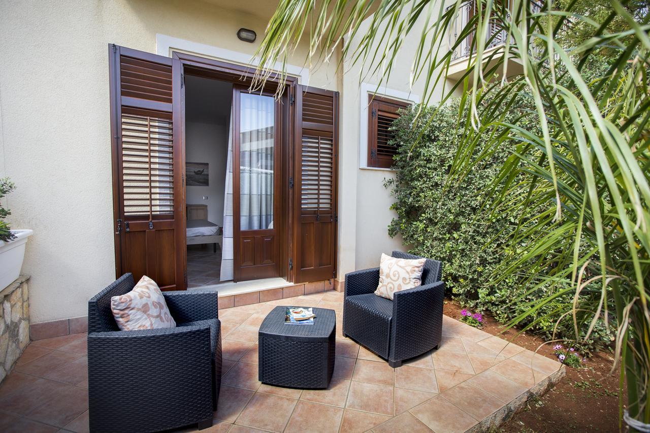 Cala Di Ponente Hotell Castelluzzo Exteriör bild